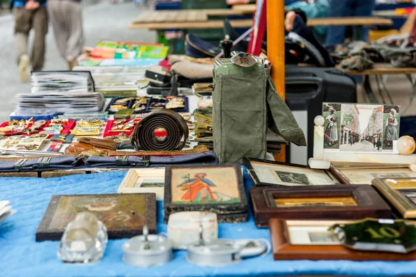 Muchos diversos artículos que se venden en el mercado de huida al aire libre . — Foto de Stock