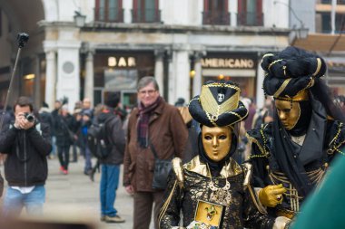 Venedik, İtalya - 30 Ocak 2016: Piazza San Marco veya Venedik 'teki St Marks Meydanı - Turistlerle poz veren güzel maskeler