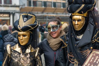 Venedik, İtalya - 30 Ocak 2016: Piazza San Marco veya Venedik 'teki St Marks Meydanı - Turistlerle poz veren güzel maskeler