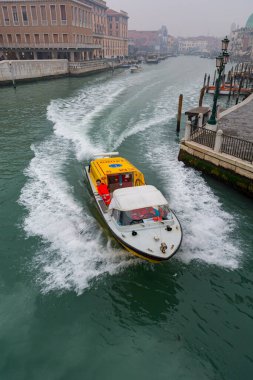 Venedik, İtalya - 30 Ocak 2016: Ambulans botu kanaldan hızla geçiyor - ilk müdahale görevlisi