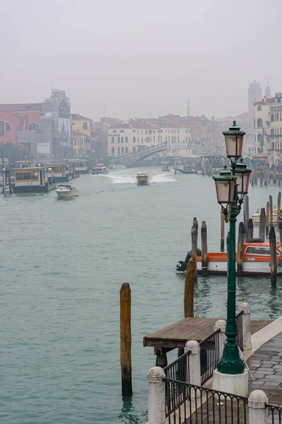 Venise, Italie - 30 janvier 2016 : Un bateau-ambulance accélère à travers le canal fournit un service médical - le premier intervenant au travail — Photo