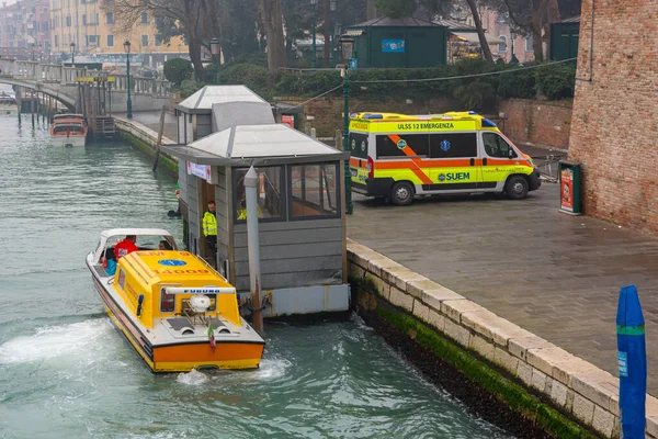 Venice, Italy - January 30, 2016: Ambulance boat speeding through canal providign medical service - first responder at work — Stock Photo, Image