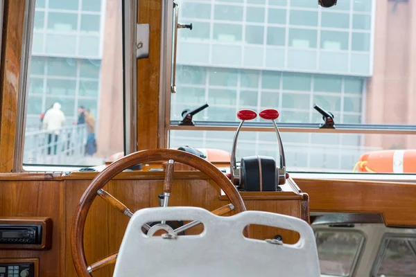 Interior do barco com velho e luxuoso volante de madeira . — Fotografia de Stock