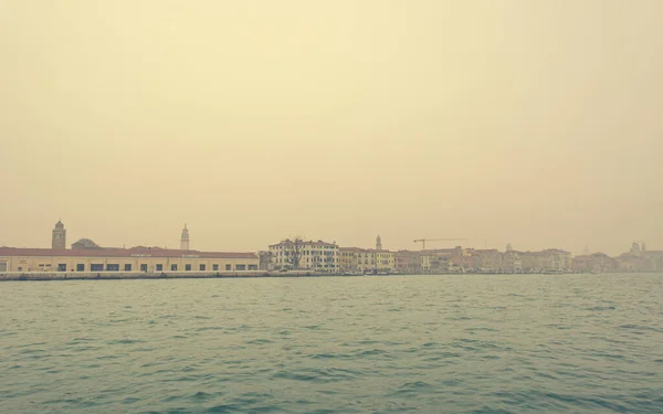 Venice seen from tourist taxi boat covered with fog. — Stock Photo, Image