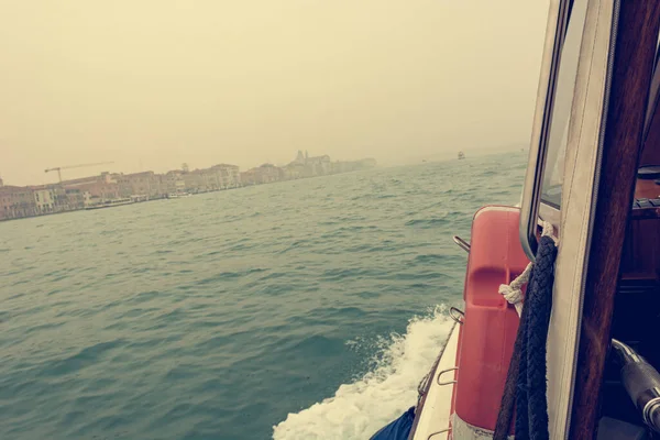 Venise dans le brouillard hivernal - vue depuis un bateau-taxi conduisant des touristes. — Photo