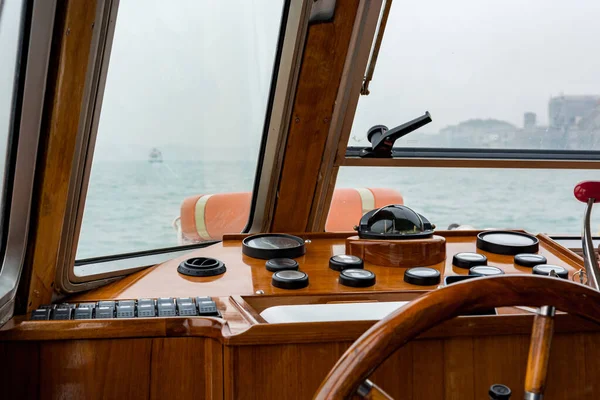 Capitão dirigindo um velho barco de madeira - visão traseira . — Fotografia de Stock