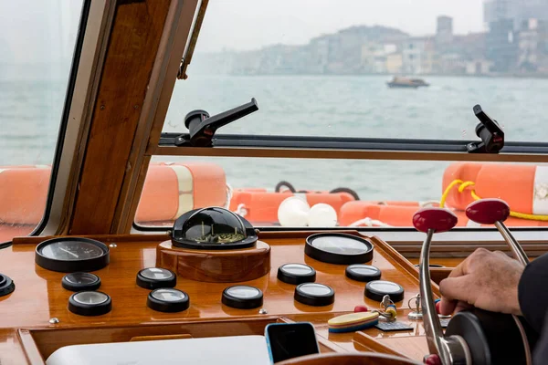 Capitaine conduisant un vieux bateau en bois - vue arrière. — Photo