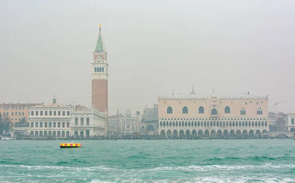 Famouse Doge palace s'élevant au-dessus de la mer vue depuis un taxi bateau. — Photo