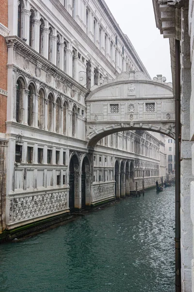 Arc décoratif au-dessus d'un canal reliant deux bâtiments. — Photo