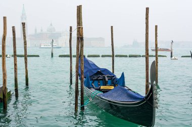 Venedik, İtalya 'da Gondollar. San Marco setten Venedik 'in güzel manzarası.