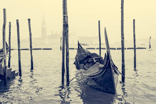 Gondoles à Venise, Italie. Belle vue sur Venise depuis le remblai de San Marco. — Photo