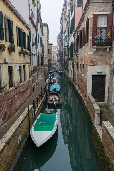 Canal étroit avec des bateaux garés prêts pour les touristes. — Photo
