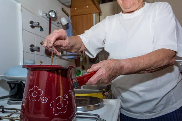 Irriconoscibile signora anziana cucinare un delizioso caffè a casa. — Foto Stock