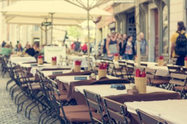 Boş masalar dışarıda aç misafirleri bekliyor..