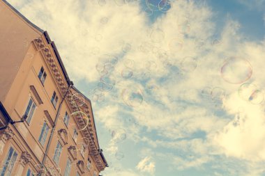 Gökyüzünde bir sürü kabarcık yüzüyor..