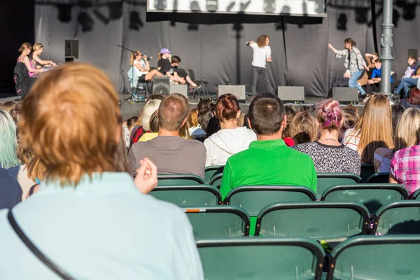 Rear view of audience at open air theatre in city center. — Stock Photo, Image