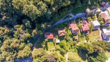 Ormanın yanındaki evlere bak..