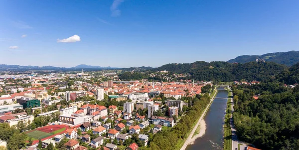 Letecký pohled na město s protékající řekou. — Stock fotografie