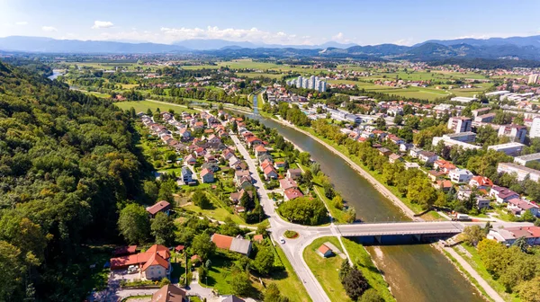 Luchtfoto van de stad met een rivier die langs stroomt. — Stockfoto