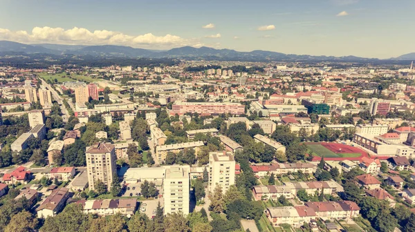 Vista aérea de una ciudad con muchos edificios apartman . — Foto de Stock
