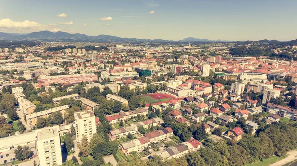 Vista aérea de una ciudad con muchos edificios apartman . — Foto de Stock