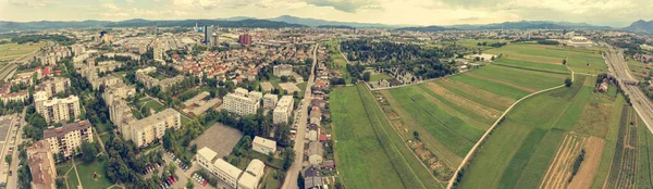 Paisagem urbana espetacular com campos na periferia da cidade . — Fotografia de Stock