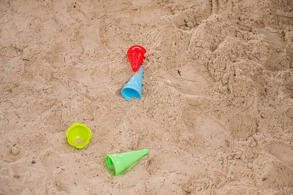 Visão suspensa de brinquedos de areia na praia . — Fotografia de Stock