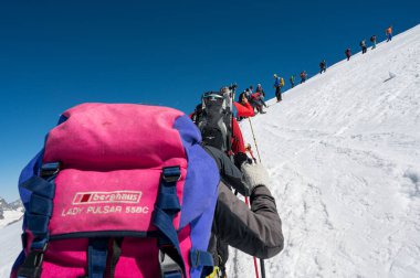 Cervinia, İtalya - 18 Temmuz 2020: Breithorn yamaçlarına tırmanan dağcılar - Alplerdeki en kolay 4000 metre zirvesi olarak kabul ediliyor