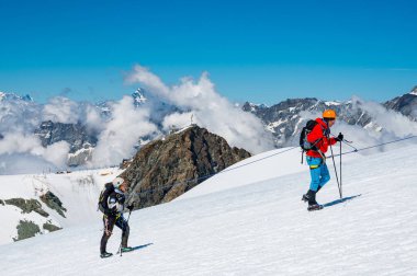 Cervinia, İtalya - 18 Temmuz 2020: Breithorn yamaçlarına tırmanan dağcılar - Alplerdeki en kolay 4000 metre zirvesi olarak kabul ediliyor