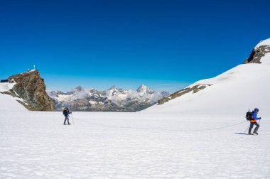 Cervinia, İtalya - 18 Temmuz 2020: Breithorn yamaçlarına tırmanan dağcılar - Alplerdeki en kolay 4000 metre zirvesi olarak kabul ediliyor