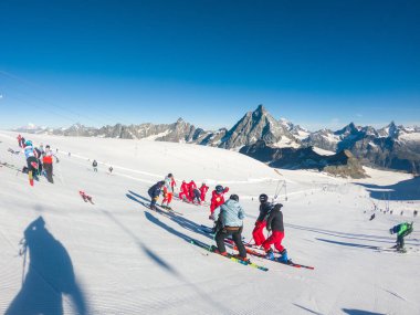 Cervinia, İtalya - 18 Temmuz 2020: Plateu Rosa 'da yaz kayağı yapan kayakçılar
