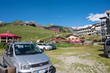 Cervinia, İtalya - 12 Temmuz 2020: Picturesque dağ kenti Cervinia yaz boyunca