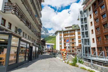 Cervinia, İtalya - 12 Temmuz 2020: Picturesque dağ kenti Cervinia yaz boyunca