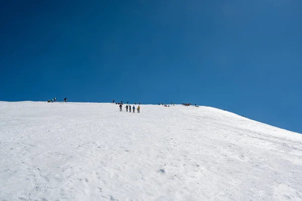 Cervinia, Italien - 18 juli 2020: Bergsklättrare som klättrar upp och tar itu med sluttningarna av Breithorn - anses vara den enklaste 4000m toppen i Alperna — Stockfoto