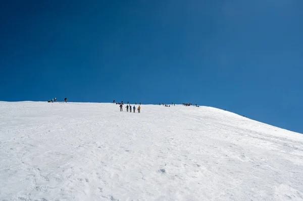 Cervinia, Itália - 18 de julho de 2020: Alpinistas subindo e enfrentando encostas de Breithorn - considerado o pico mais fácil de 4000m nos Alpes — Fotografia de Stock