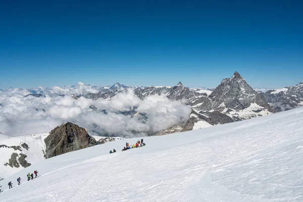 Cervinia, Italia - 18 de julio de 2020: Los montañistas ascienden y abordan las laderas de Breithorn, considerado el pico de 4000m más fácil de los Alpes — Foto de Stock