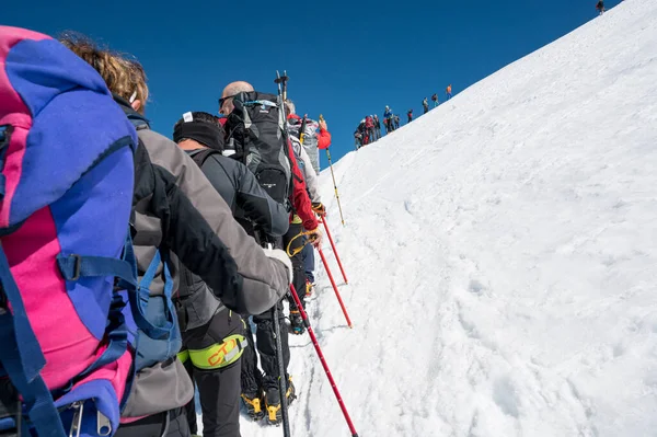 イタリアのセルビニア- 2020年7月18日:ブレイトホーンの斜面に登ると取り組む登山者-アルプスで最も簡単な4000mのピークと考えられています — ストック写真