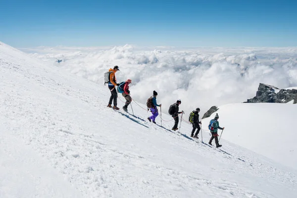 Cervinia, Italië - 18 juli 2020: Bergbeklimmers beklimmen en bestrijden hellingen van Breithorn - beschouwd als de makkelijkste 4000m piek in de Alpen — Stockfoto
