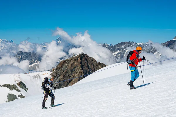 Cervinia, Italia - 18 de julio de 2020: Los montañistas ascienden y abordan las laderas de Breithorn, considerado el pico de 4000m más fácil de los Alpes —  Fotos de Stock