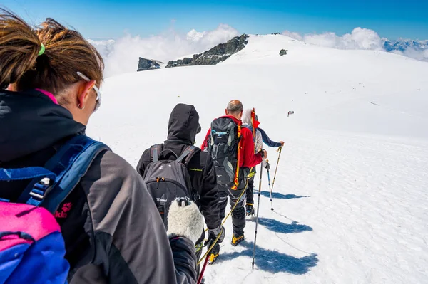 Cervinia, Itálie - 18. července 2020: Horolezci stoupající a bojující na svazích Breithornu - považováni za nejlehčí 4000m vrchol v Alpách — Stock fotografie