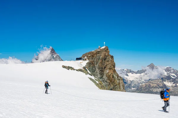 Cervinia, 18 luglio 2020: Alpinisti che salgono e affrontano i pendii del Breithorn - considerata la vetta più facile dei 4000m delle Alpi — Foto Stock