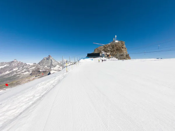 Cervinia, Italia - 18 de julio de 2020: Esquiadores disfrutan del esquí de verano en Plateu Rosa — Foto de Stock