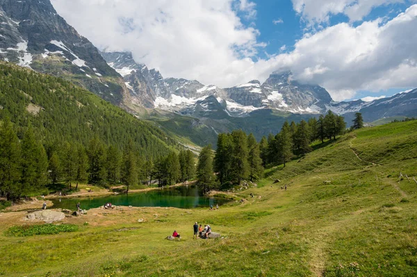 Cervinia, Ιταλία - 21 Ιουλίου 2020: Άνθρωποι που απολαμβάνουν την ύπαιθρο Cervinia με θέα το Matterhorn στο Lago Blu — Φωτογραφία Αρχείου
