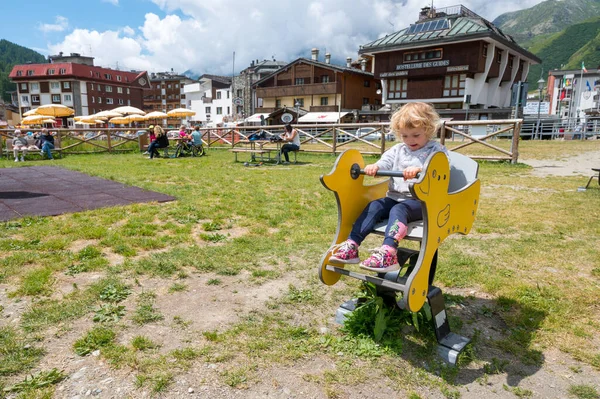 이탈리아, 체르비니아 - 2020 년 7 월 12 일: 여름에 체르 비니아의 피 투레스 크 산간 마을 — 스톡 사진