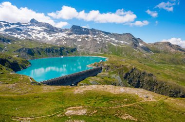 Dağlarla çevrili hidroelektrik santrali için yapay göl.