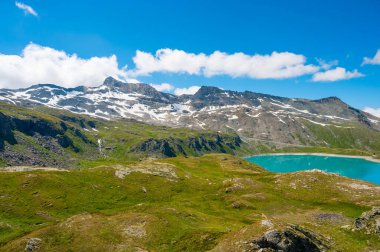 Dağlarla çevrili hidroelektrik santrali için yapay göl.