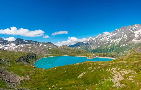 Artificial lake for hydroelectric power plant surrounded with mountains. — Stock Photo, Image