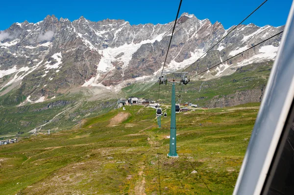 Teleferik asansöründen muhteşem dağ manzarası.