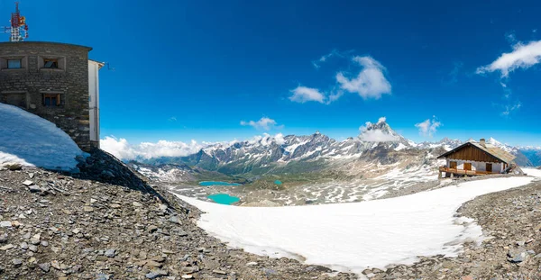 Espectacular panorama montañoso con glaciares que corren hacia el valle en un día soleado. — Foto de Stock