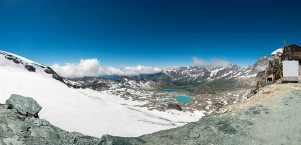 Espectacular panorama montañoso con glaciares que corren hacia el valle en un día soleado. — Foto de Stock